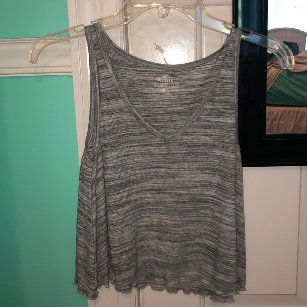 hollister heather grey flowy crop top